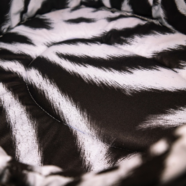 Лежанка овальная стеганая поролоновая САФАРИ ЗЕБРА СЕРАЯ  52*46*20см/DONBARON